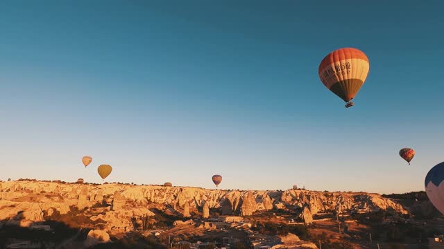 A Great Time Lapse Video of Hot Air Balloons Flying