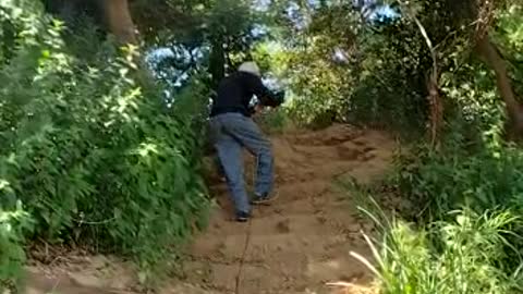 Senhor de 91 anos escalando barranco