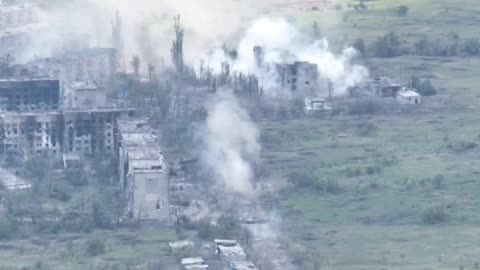 Russian troops entering Chekhirovo near the Lisichansk-Gorskoye highway.