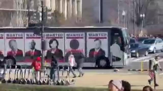 Un bus aux Etats-Unis affiche publiquement les leaders transhumanistes du nouvel ordre mondial