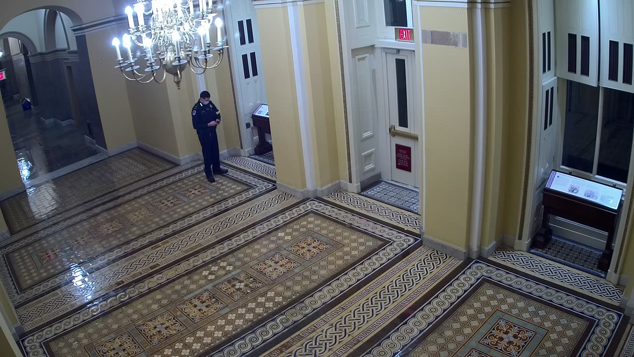 0102USCS01SenateWingDoornearS139_2021-01-06_00h40min00s537ms.mp4