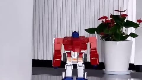 Amazing Cool Toy Truck Converts into Transformer