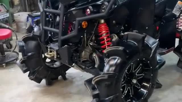 The mechanic modifies heavy motorcycles with enviable results