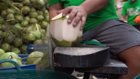 How to peel the outer skin of a coconut, please see the detailed tutorial 1