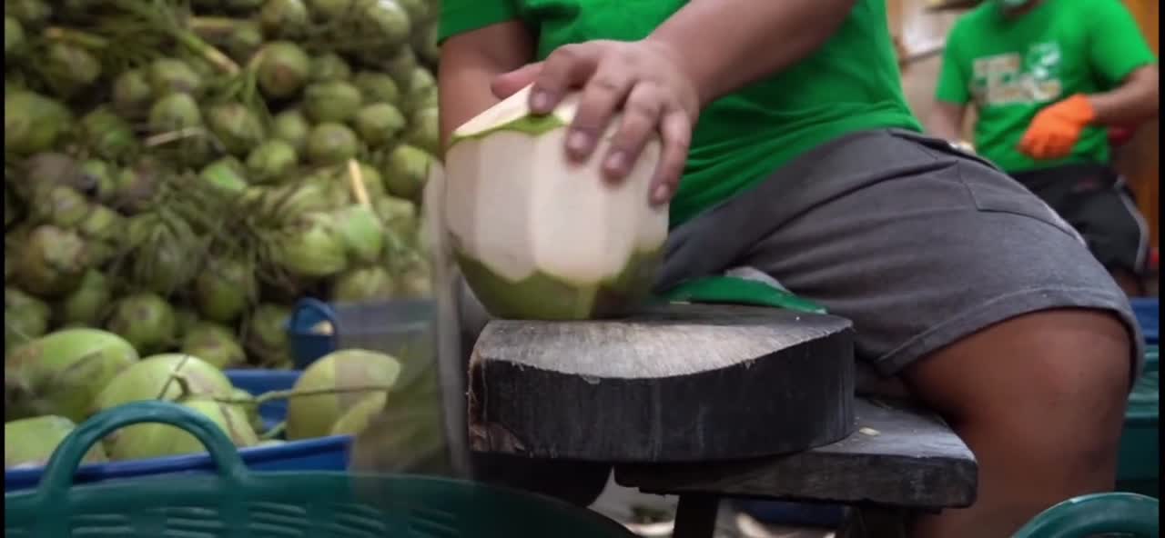 How to peel the outer skin of a coconut, please see the detailed tutorial 1