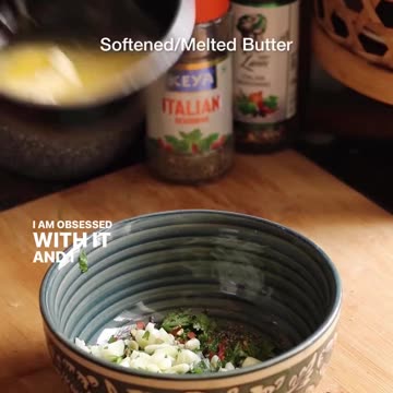 "Garlic Bread Roti Pizza: A Fusion Delight for Pizza Lovers!"