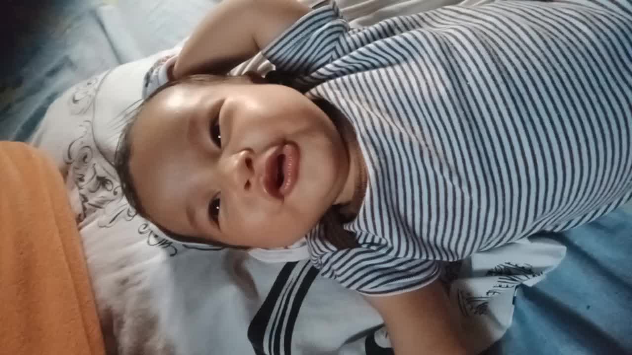 CUTE BABY LAUGH SO HARD WHEN TEASE😊