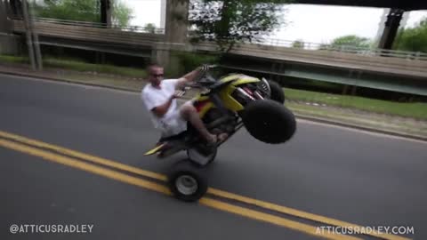 Tipo haciendo wheelie en un cuatriciclo termina chocando de cabeza