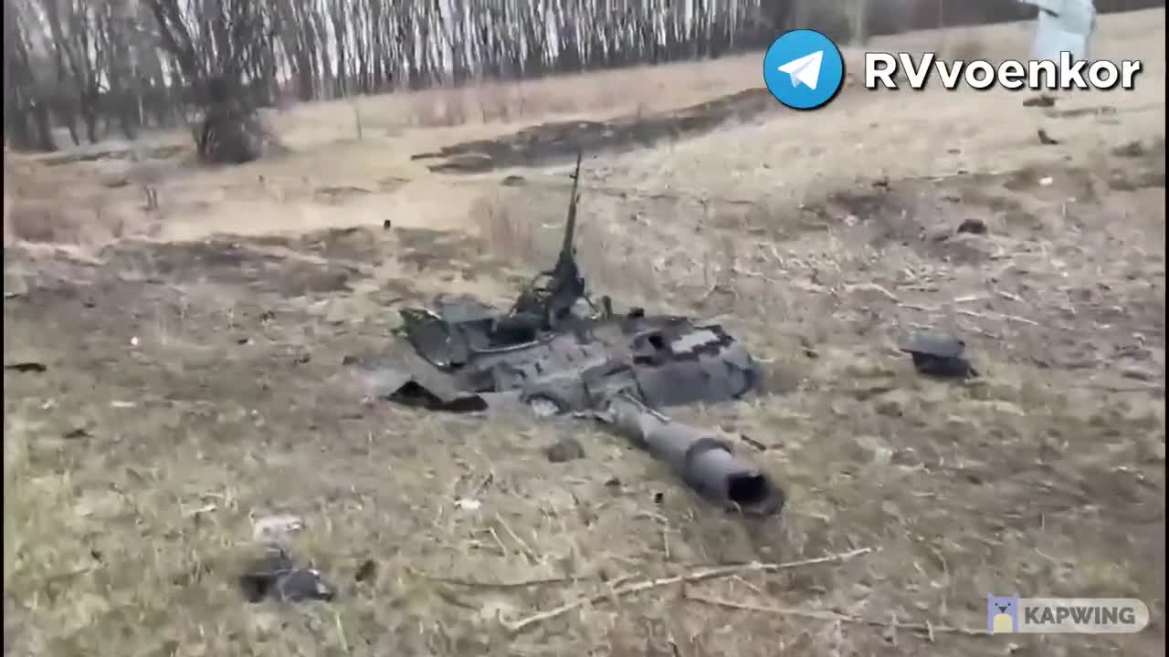 One rare Ukrainian T-72AMT tank damaged, another one completely destroyed by Russian artillery