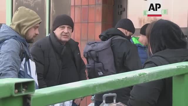 Ukrainians return home to reunite with family, join fighting