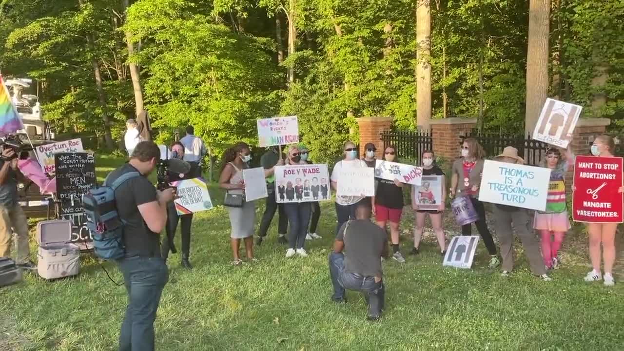 Protestuesit radikalë grumbullohen tek shtëpia e Gjyqtarit Clarence Thomas pas vendimit për abortin …