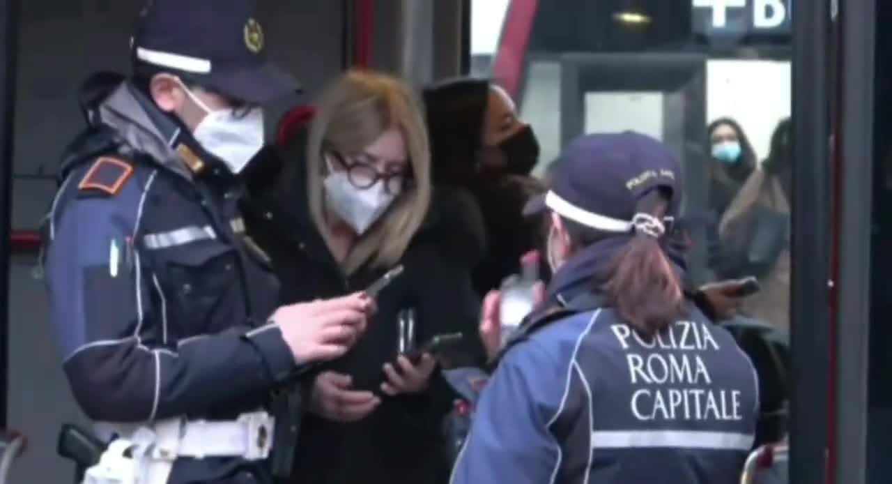 Stato di polizia. Roma 9 Dicembre 2021 Green pass sui mezzi