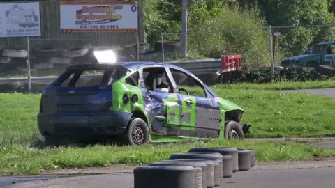 GIANT JUMPS ON JUNK THROUGH THE CARS BELOW - CRAZY MECHANICS IN ENGLAND