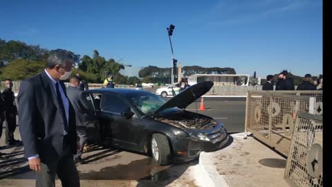 President Jair Bolsonaro's train car is involved in an accident in front of the Palacio do Planalto