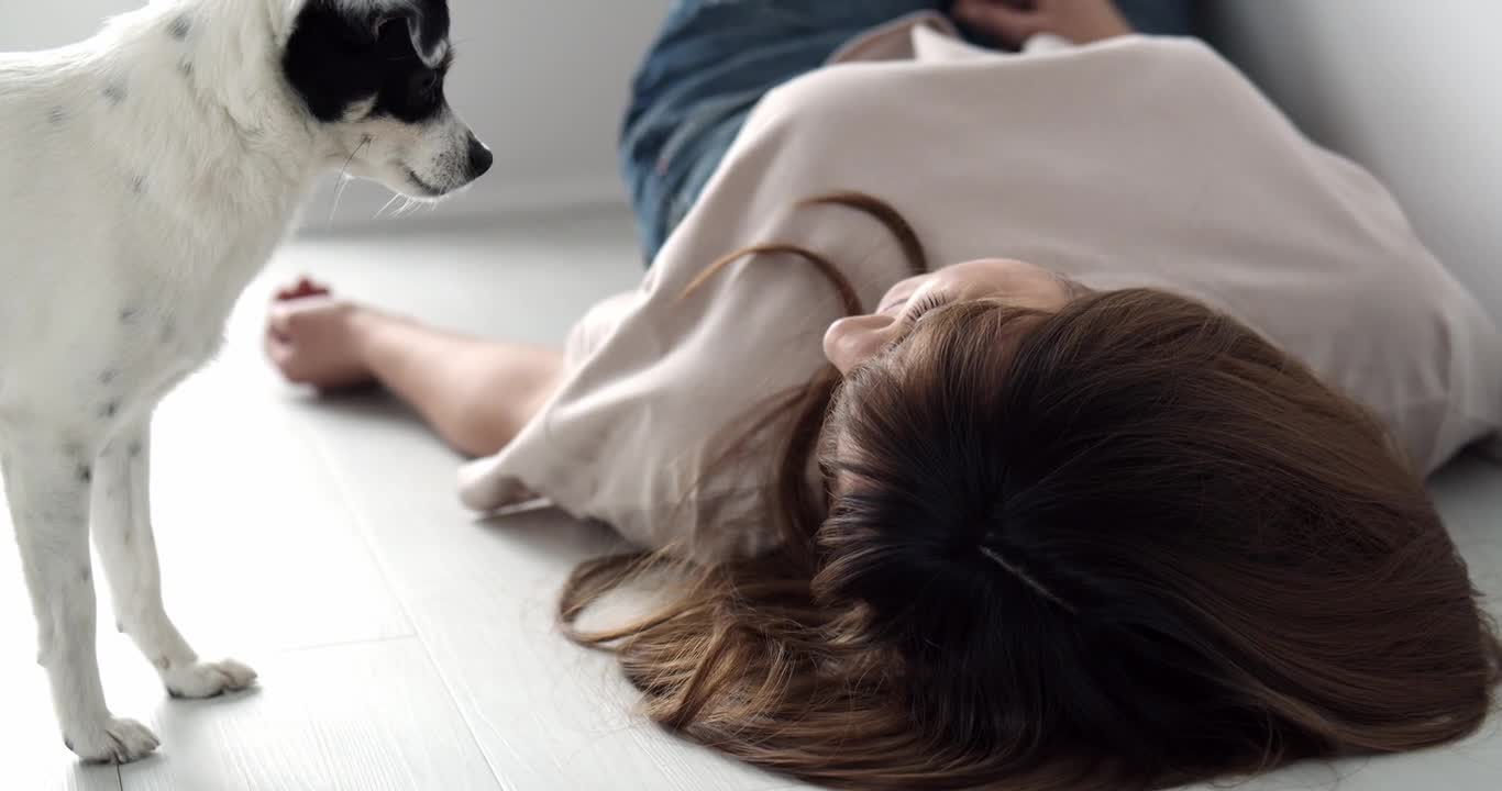 Dog kissed sleeping women and got scared when she woke up