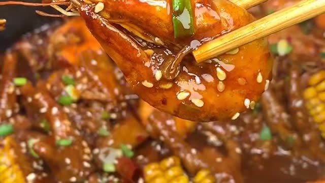 Make a hot pot of fresh shrimp chicken claws