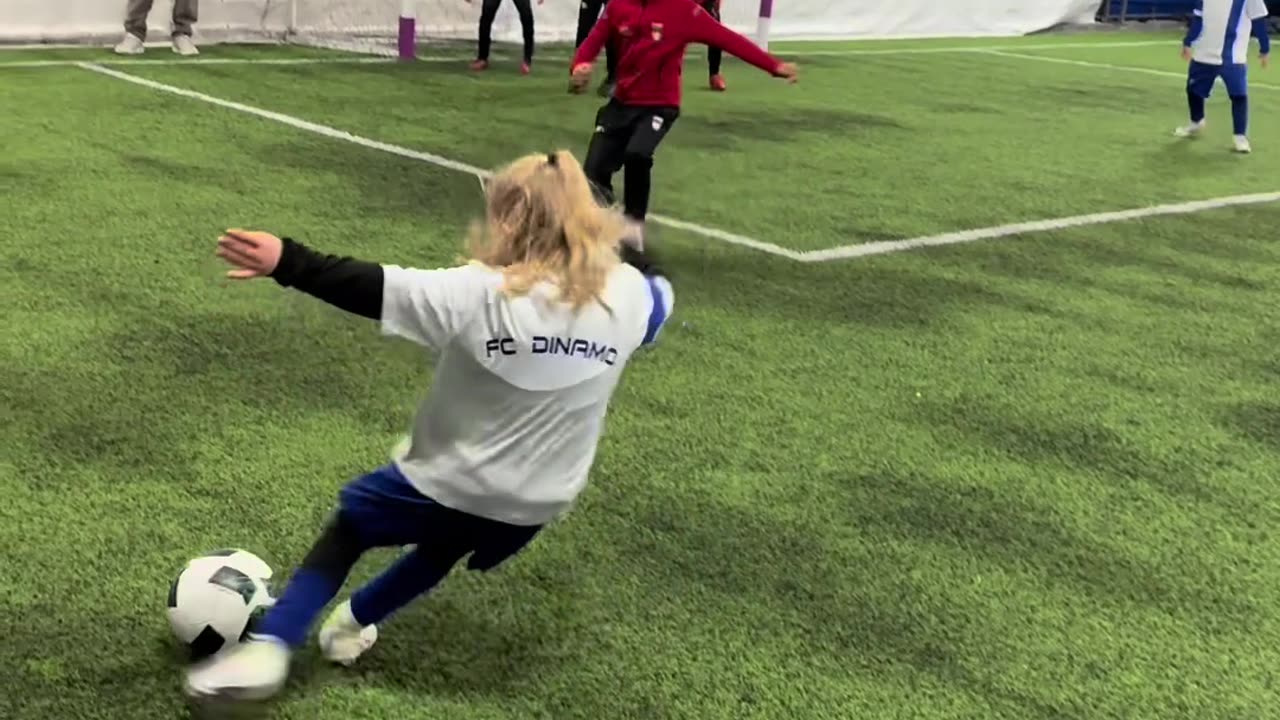 Young Girl Shows Incredible Football Skills | Amazing Goal!