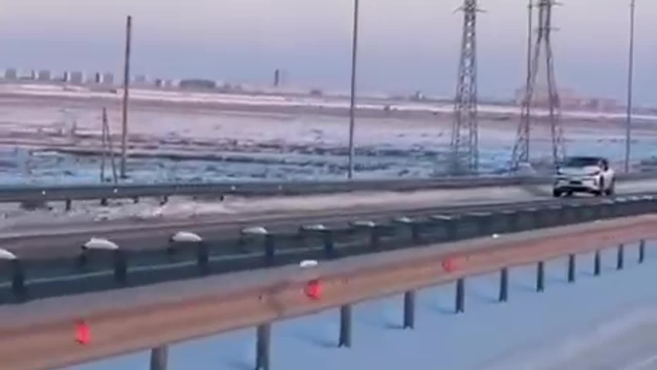 KAZAKISTAN: AUTO ELETTRICHE SI CONGELANO IN MASSA SULLE AUTOSTRADE