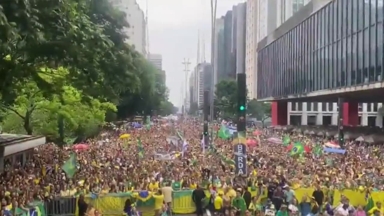 Thousands of patriots in Sao Paulo ask Jair Bolsonaro to make Brazil great again.