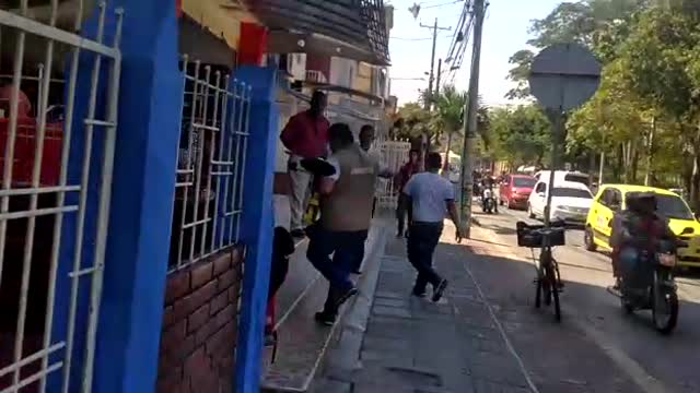 Debido a un comparendo, dos hombres decidieron llevarse dos cepos en Bucaramanga