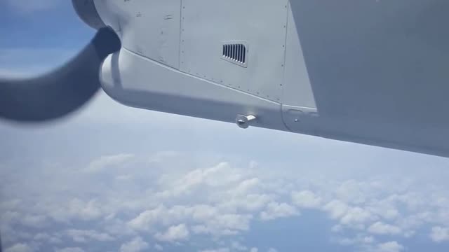 why aircraft blads turn delayed on camera