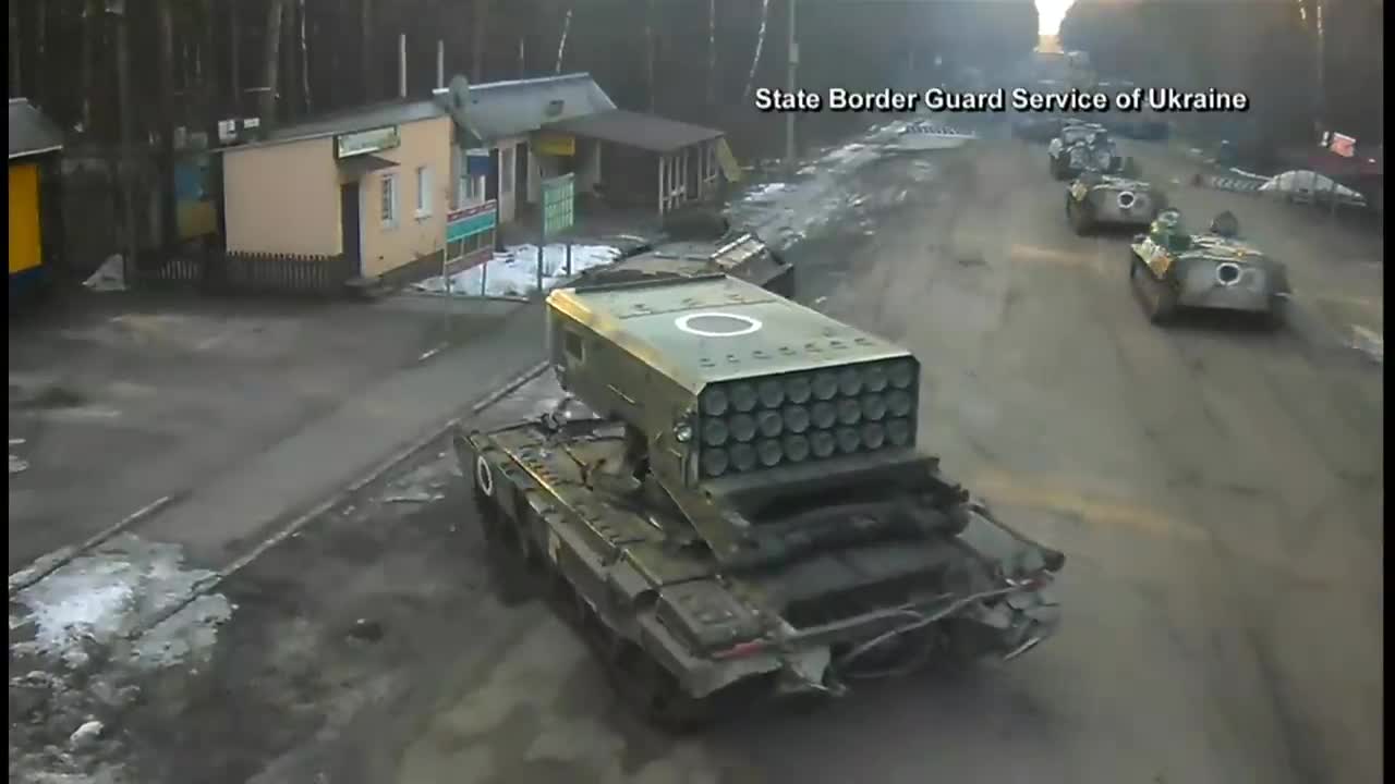 Raw Video | Russian tanks seen entering Ukraine