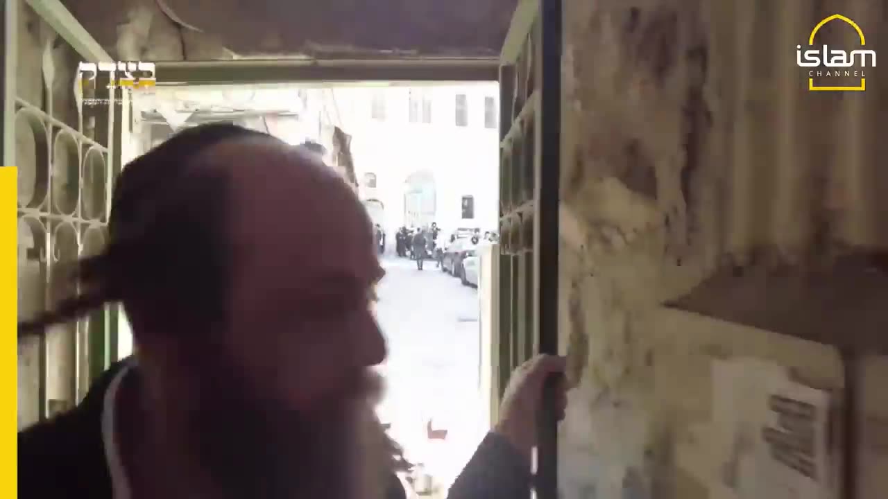 Moment Israeli police attack anti-Zionist Jews in Jerusalem neighbourhood