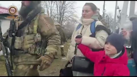 MIlitari russi allontanano civili ucraini dalla zona di combattimento ai rifugi