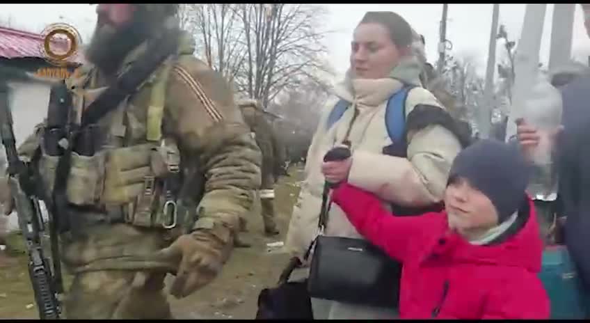 MIlitari russi allontanano civili ucraini dalla zona di combattimento ai rifugi