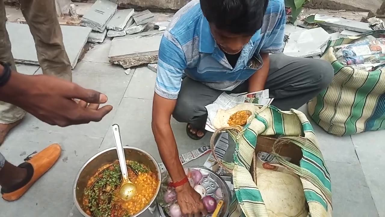 AMAZING MEAL FOR THE COMMON MAN I ALOO MATTER SABJI ROTI I INDIA STREET FOOD I