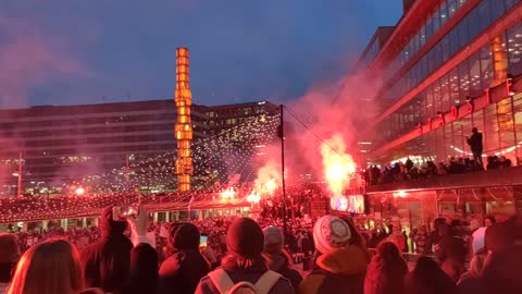 Demonstrationen mot vaccinpass sedd från breda trappen där partiet MoD stod