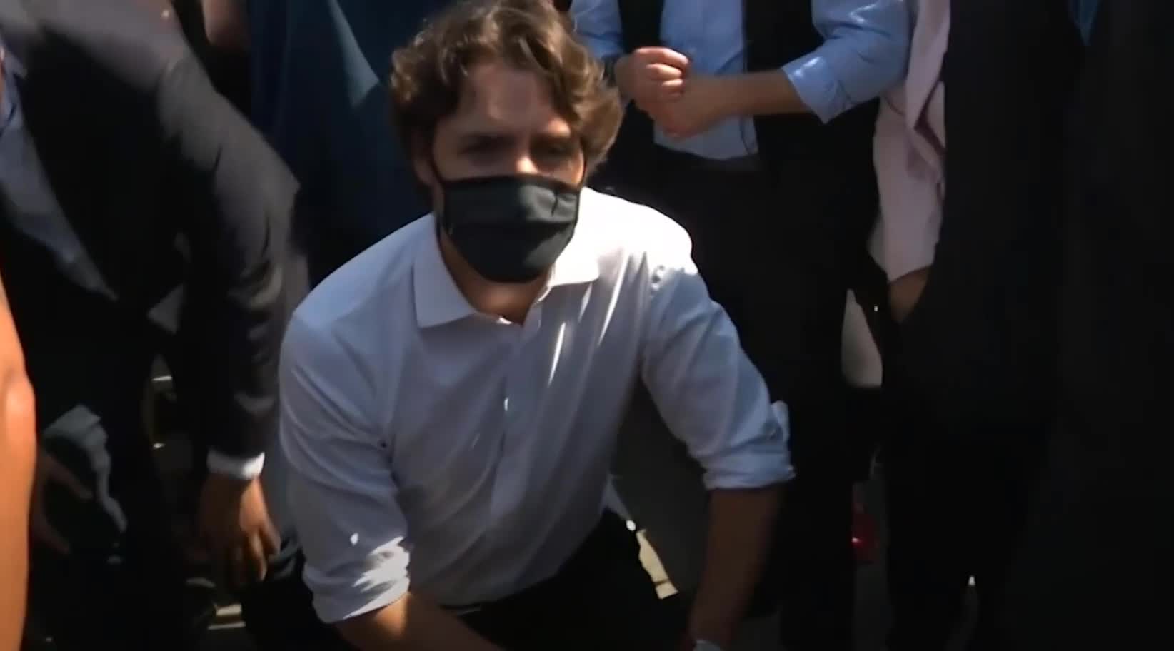 Justin Trudeau kneel before Zod