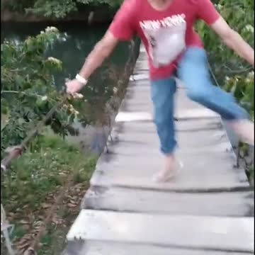 A PONTE DO RIO QUE CAI KKK