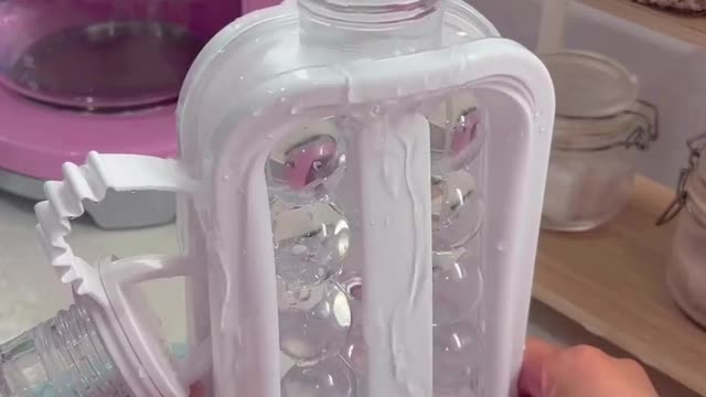 Portable Ice Maker Bottle Makes 17 Ice Cubes