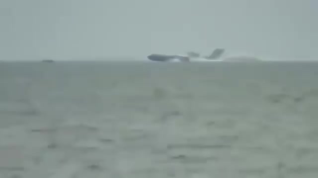 Plane lands on the sea and starts again! Shock pictures!