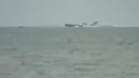 Plane lands on the sea and starts again! Shock pictures!