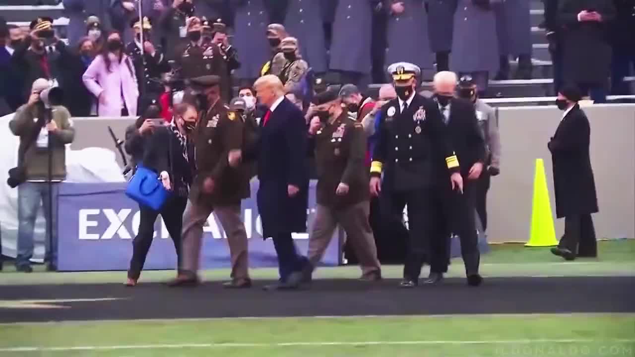 Donald Trump acclamé lors du Army-Navy game en 2018