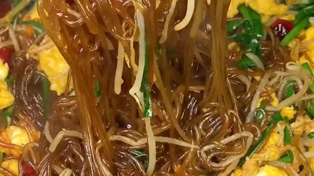 A pot of fried vermicelli with leeks