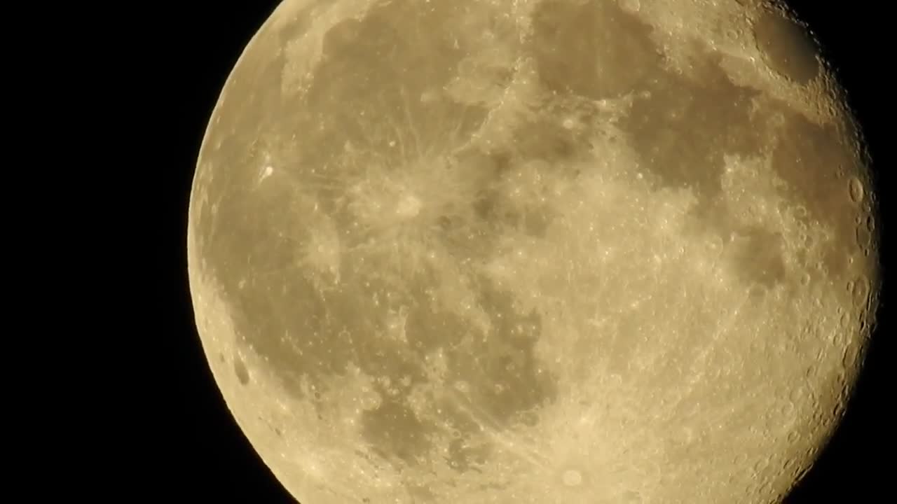 Full Moon Super Zoom