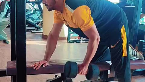 Sculpt Your Back: Try the One Arm Dumbbell Row | #gymlife101