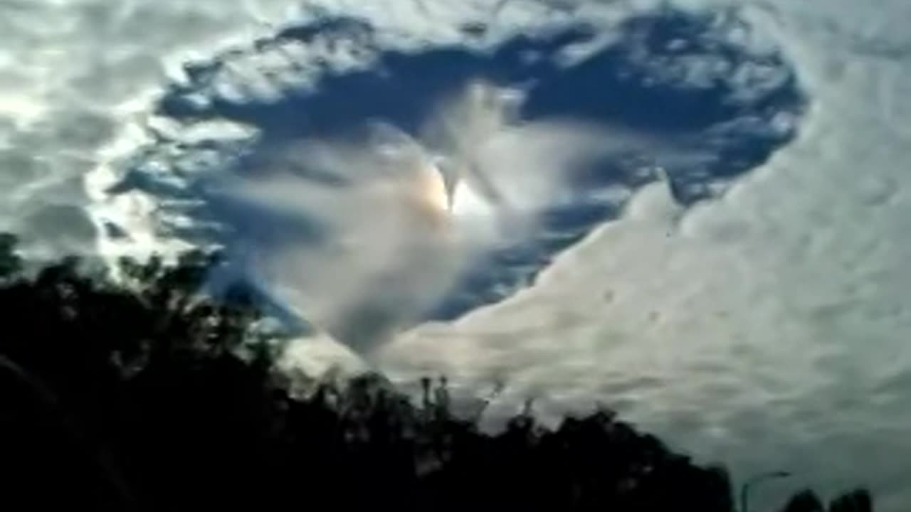 HAARP WEAPON ACTION!!! HOLE PUNCH CLOUD PHENOMENON