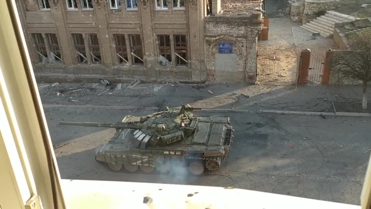 British NLAW vs Russian tank.