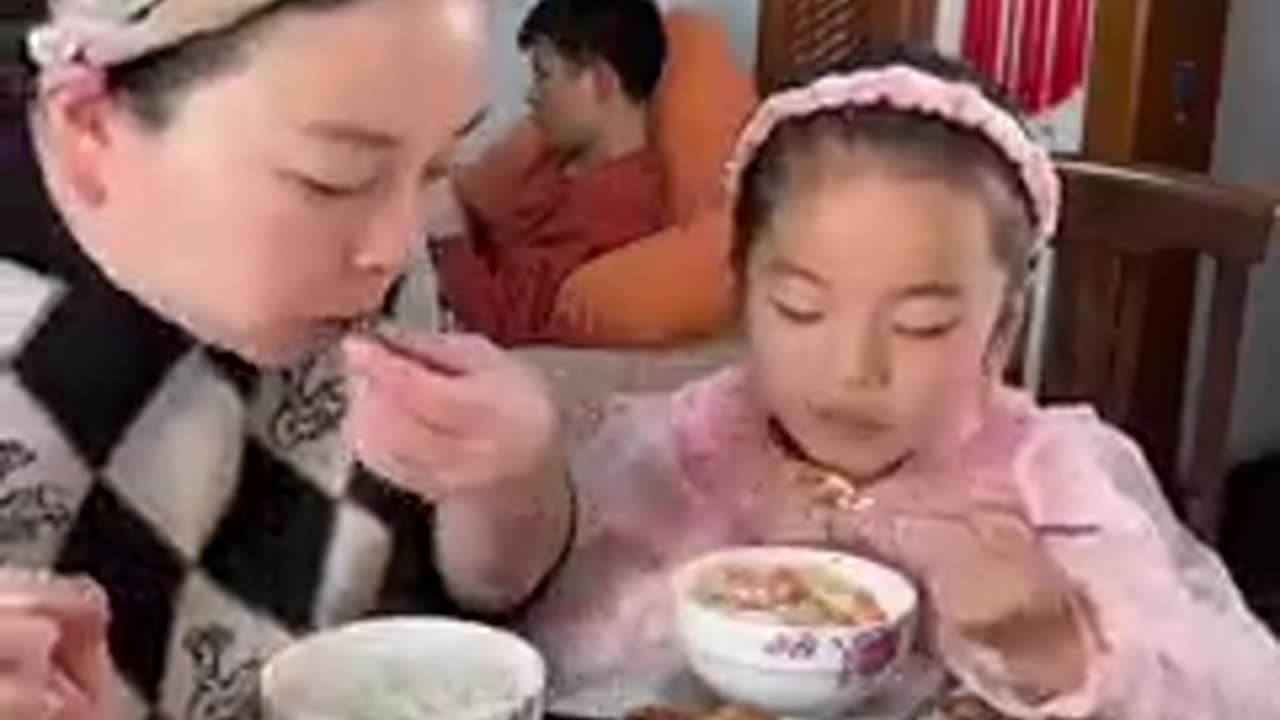 Trending viral funny husband and wife eating 🤣