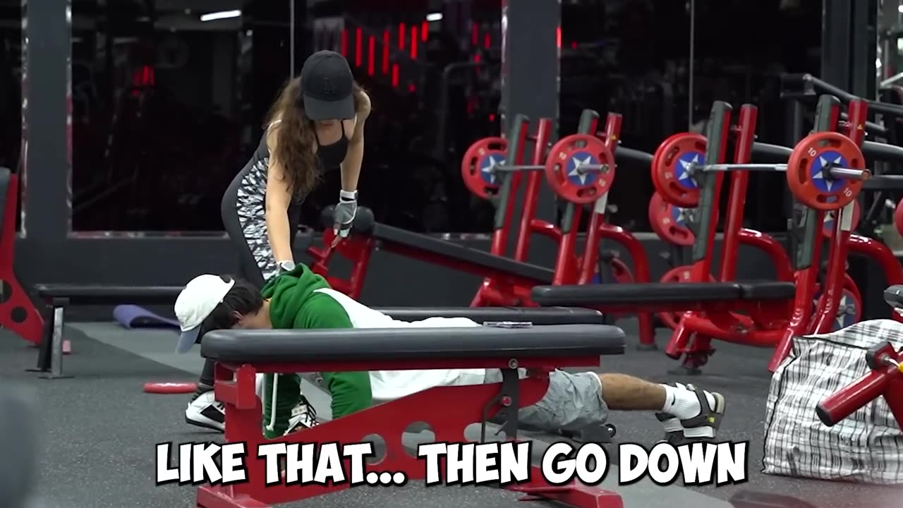 Elite Powerlifter Pretended to be a BEGINNER in a GYM to make GIRLS CRAZY - Aesthetics in Public