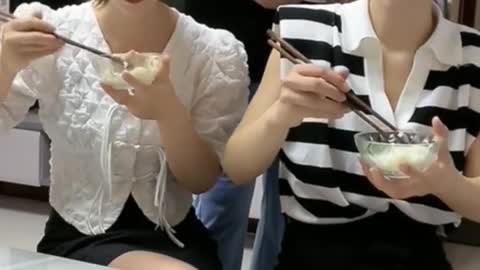 These two sisters are so cool