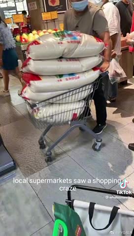 Panic buying in Chengdu, China before the citywide lockdown.