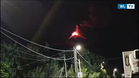 Etna dà spettacolo con fontana di lava e trabocchi dal Cratere di Sud-Est