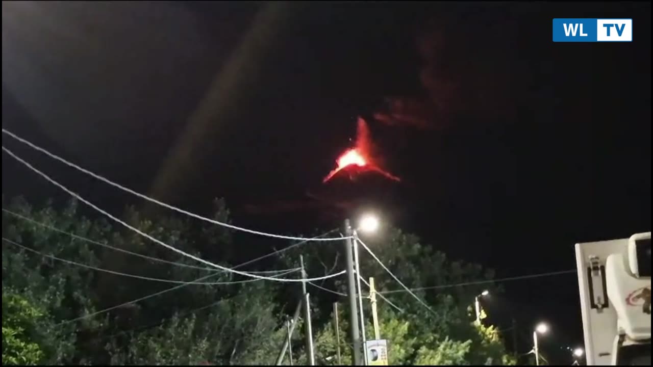 Etna dà spettacolo con fontana di lava e trabocchi dal Cratere di Sud-Est