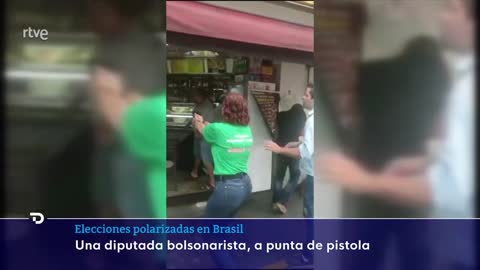 ELECCIONES BRASIL: Una DIPUTADA del partido de BOLSONARO APUNTA con un ARMA a un HOMBRE | RTVE