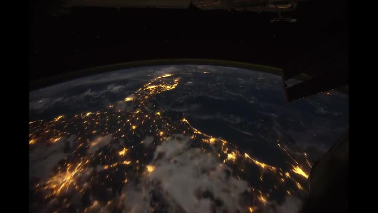 Alone in the Night - Time-lapse footage of the Earth as seen from the ISS